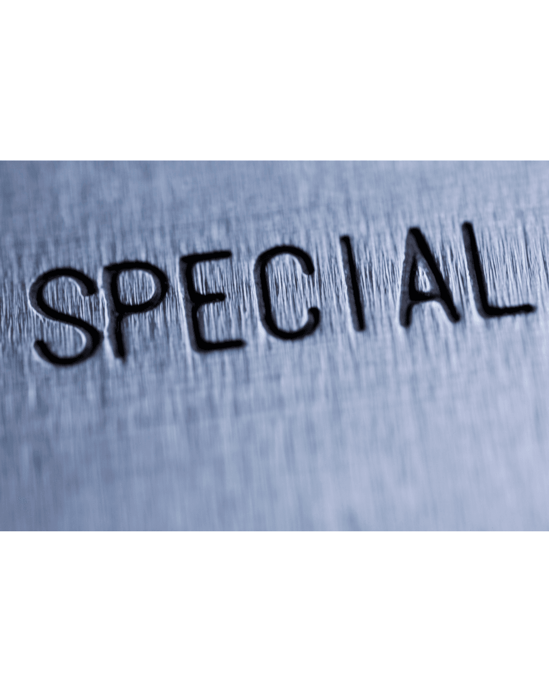דוגמת חריטת לייזר: המילה SPECIAL חרוטה על מתכת מוברשת